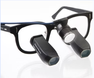REVEAL® Visiomedical Lupenbrille mit Fluoreszenz-Technologie
